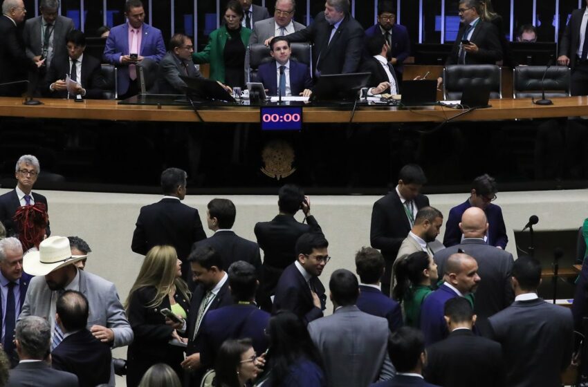  Câmara aprova texto que dificulta denúncia criminal contra parlamentar