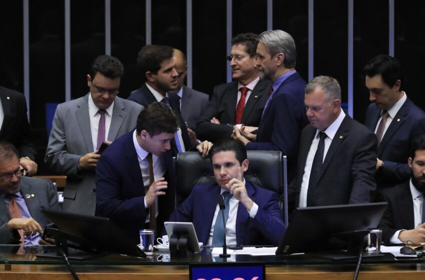  PEC da blindagem é aprovada por deputados e vai ao Senado 
