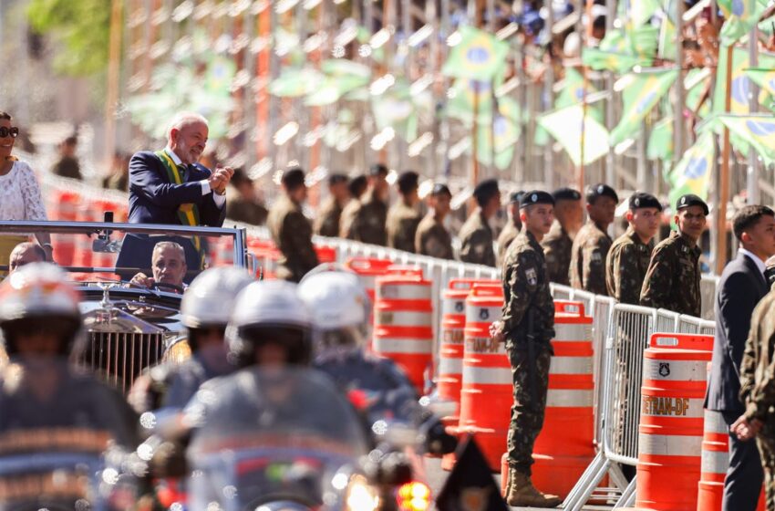  Lula e ministros acompanham desfile; público entoa "sem anistia"
