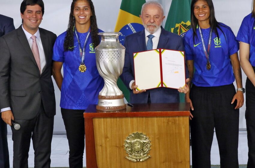  Lula diz que enviará projeto de lei para incentivar futebol feminino