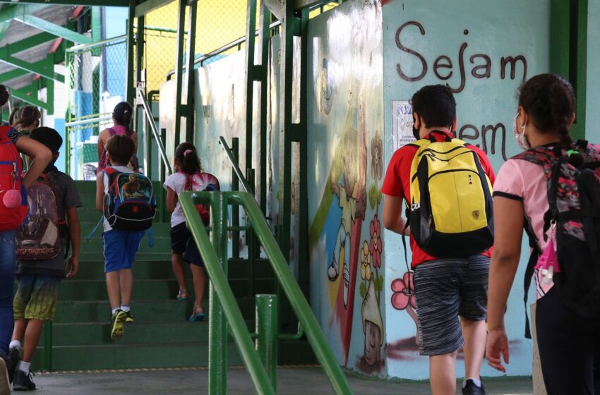  Menos da metade das escolas públicas está ligada à rede de esgoto