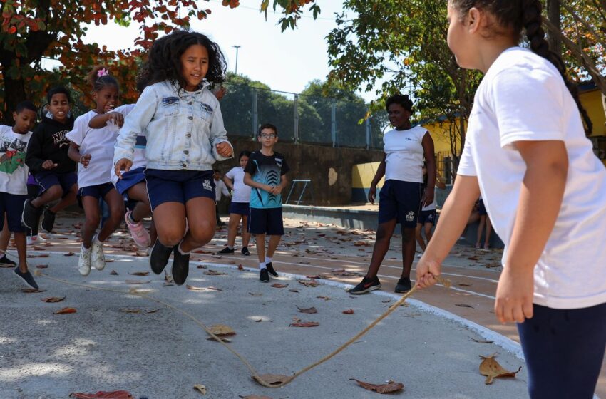  Sem celulares, desempenho escolar e socialização melhoram no Rio