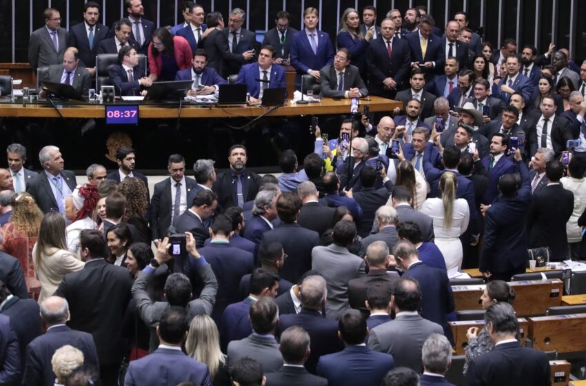  Câmara aprova urgência para projeto de anistia a golpistas