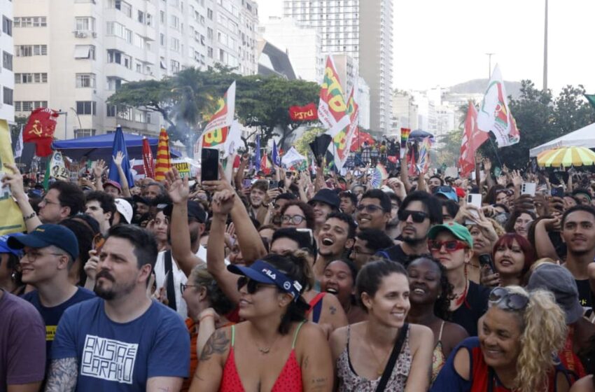  Ato no RJ com Caetano, Chico e Gil repudia anistia e PEC da Blindagem