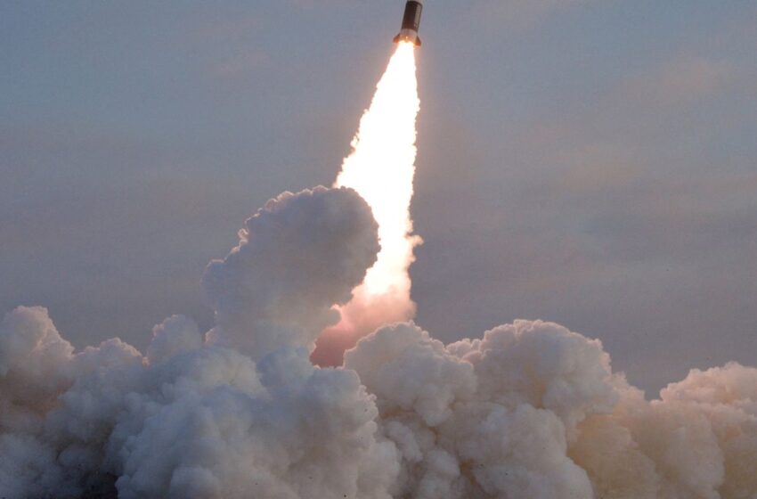  Coreia do Norte dispara míssil balístico em direção ao leste