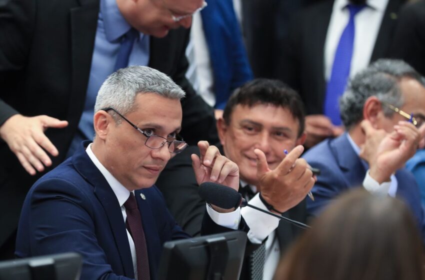  Câmara aprova suspensão de ação no STF contra Gustavo Gayer