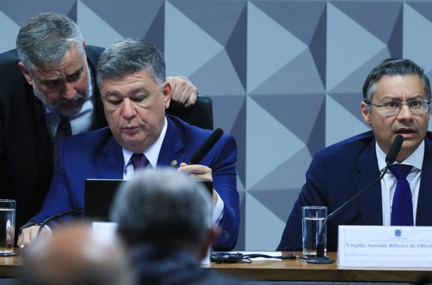  Ex-procurador do INSS não responde perguntas do relator na CPMI