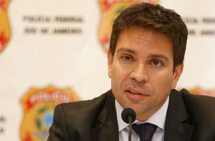  Câmara diz que não foi informada sobre saída de Ramagem do país