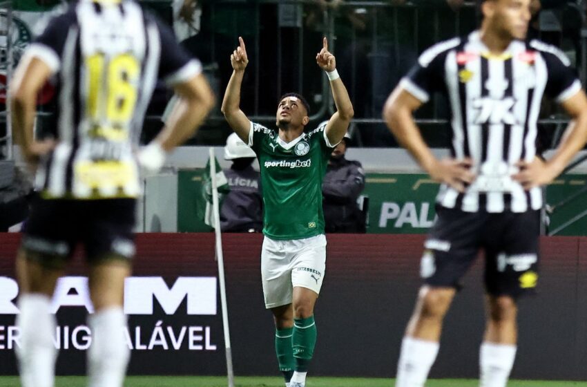  Vitor Roque decide e Palmeiras vence clássico com Santos no Brasileiro