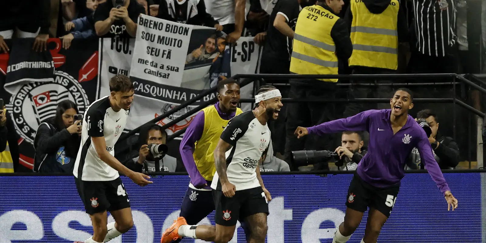  Depay e Yuri Alberto desequilibram e Corinthians vence Majestoso