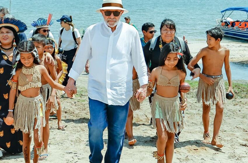  Lula visita aldeia indígena e promete energia para 4,3 mil famílias