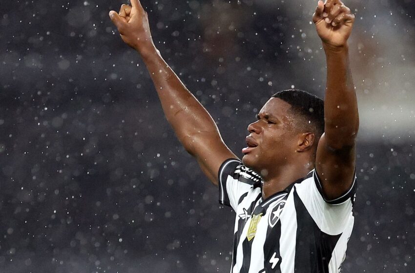  Panamenho José Kadir leva Botafogo à vitória no Brasileiro