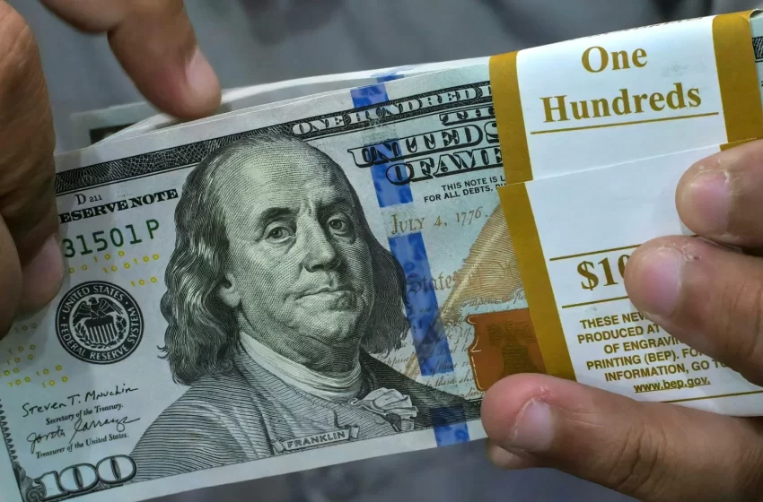  Dólar abre estável nesta segunda-feira após Trump reduzir tarifa sobre carne bovina e café