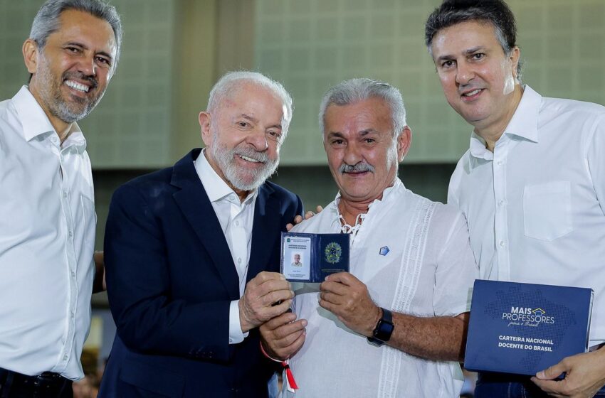  Lula entrega carteiras de docente a professores do Ceará