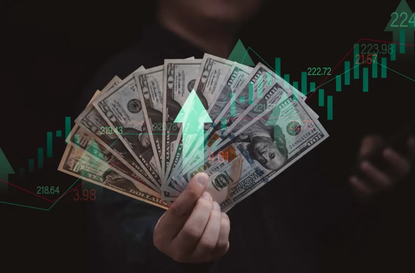  Dólar sobe por cautela geopolítica e antes de falas de membros do Fed