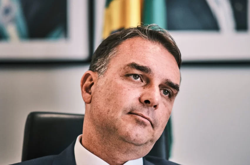  Dólar fecha em R$ 5,43 e Bolsa despenca 4% com apoio de Bolsonaro a Flávio em 2026