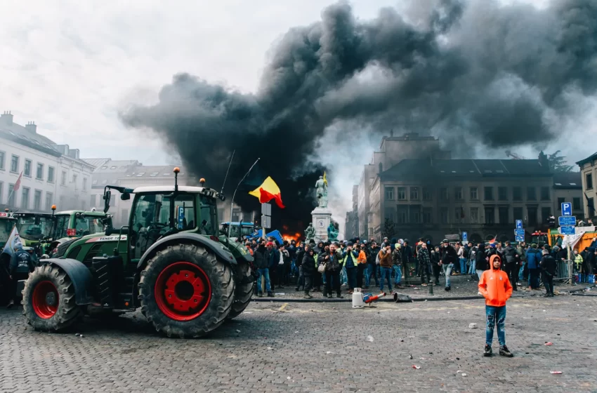  Agricultores bloqueiam ruas em Bruxelas em protesto contra acordo UE-Mercosul
