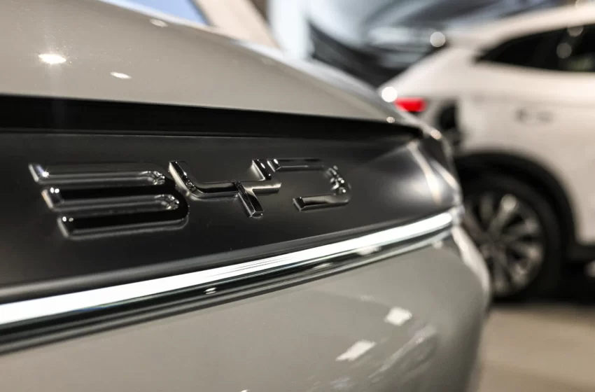  Gigante chinesa BYD bate Tesla com recorde de vendas anuais de carros elétricos em 2025