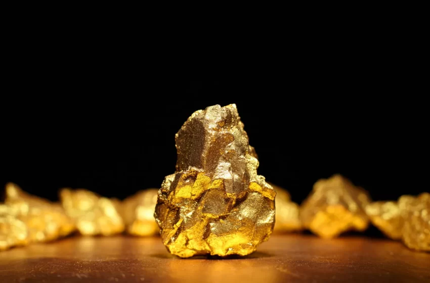  Ouro fecha em alta e se aproxima de US$ 5 mil; prata renova recorde acima dos US$ 100