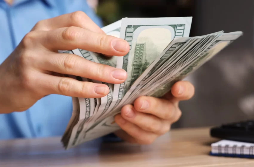  Dólar fecha em forte alta e Bolsa recua após Trump indicar Kevin Warsh para o Fed