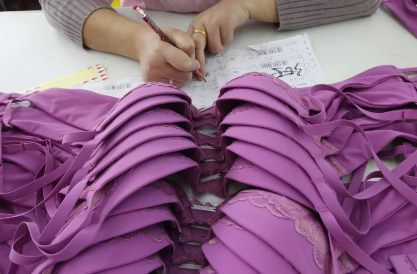  Mulheres lideram a produção de 1,5 milhão de peças de lingerie por mês em Juruaia (MG)