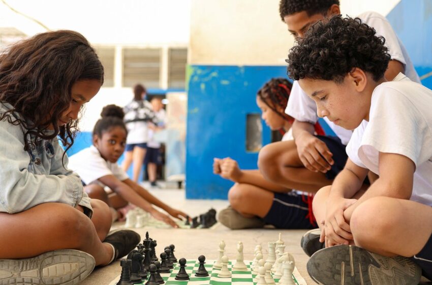  MEC fará pesquisa sobre impacto da restrição de celular nas escolas