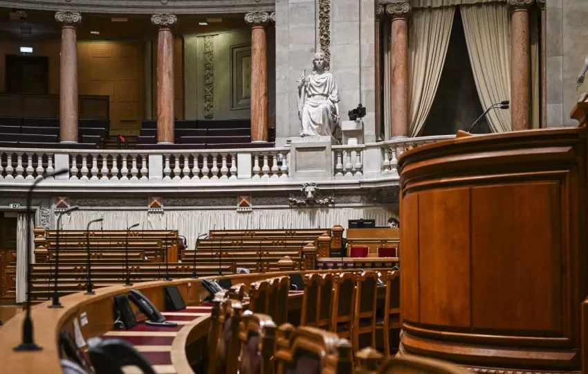  PS junta apoios no Parlamento para travar novos estatutos da Lusa