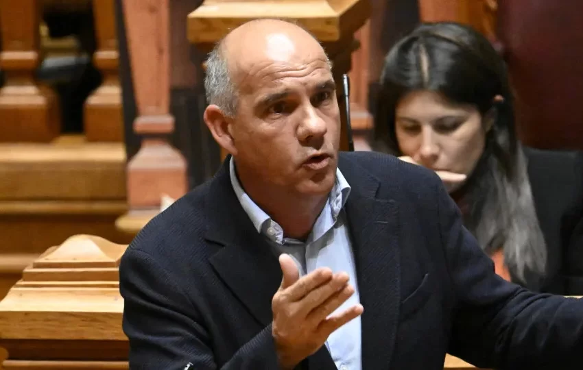  PCP espera retirada do pacote laboral antes de ir a Belém