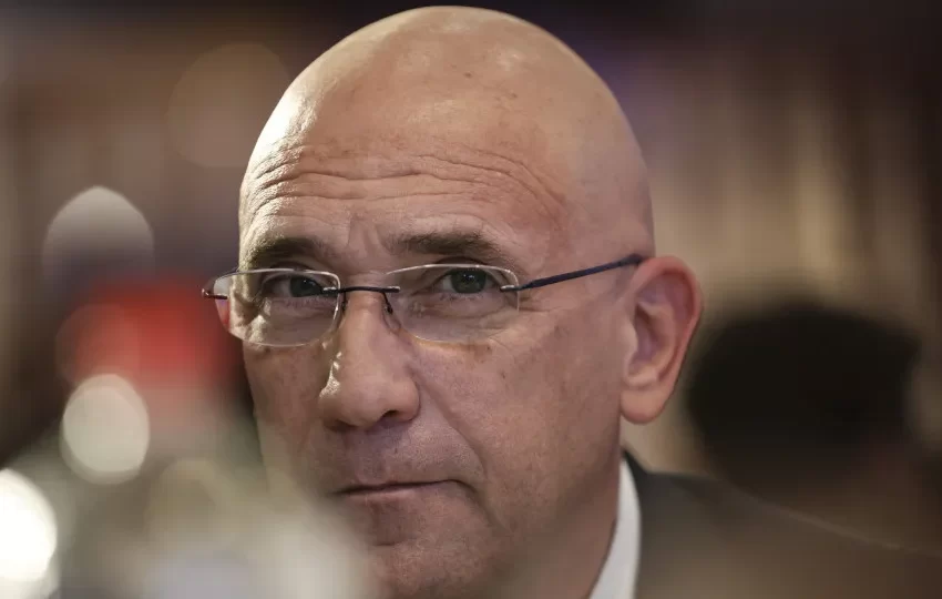  Passos acusa governantes de viciarem concursos na administração pública