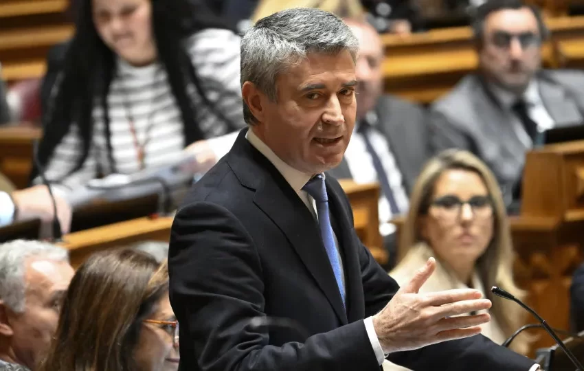  Carneiro enviou cinco cartas a Luís Montenegro (e nenhuma teve resposta)