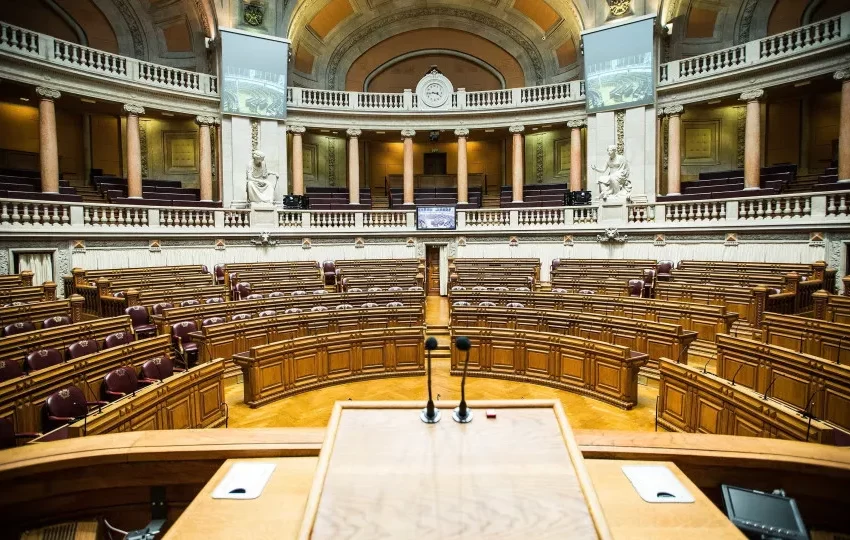  Livre, PCP e BE pedem apreciação para garantir 'lay-off' a 100%