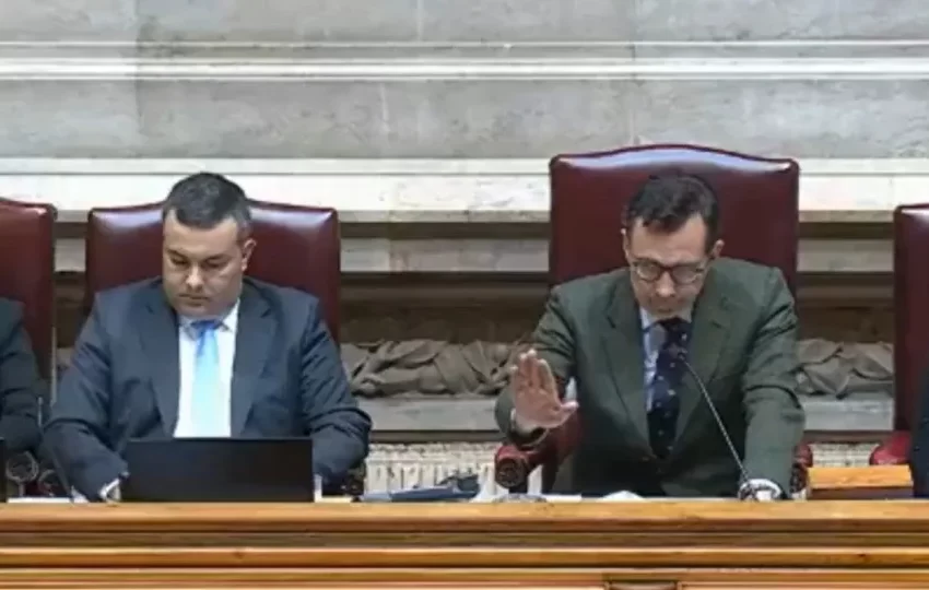  "Precedente gravíssimo". Vice da AR interrompe ministro e gera polémica