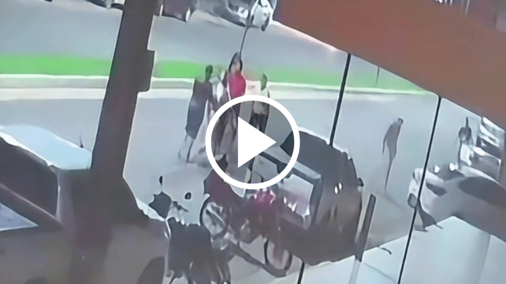 Um desentendimento na região da Rua 6 de Maio, em Ji-Paraná, terminou com um jovem em estado gravíssimo após ser atingido na cabeça por um pedaço de madeira. Câmeras de segurança registraram a briga generalizada, e a vítima precisou ser intubada e transferida para Cacoal devido à gravidade da lesão.