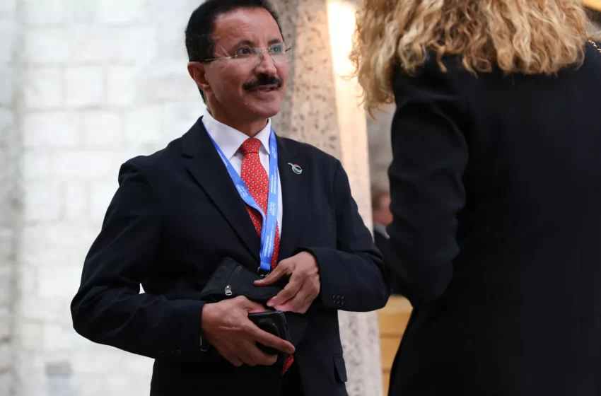  CEO da DP World demite-se devido a ligação com Jeffrey Epstein