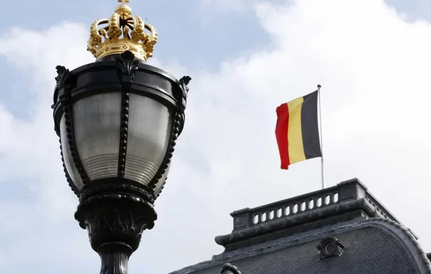  Bélgica tem governo ao fim de mais de 600 dias de crise política