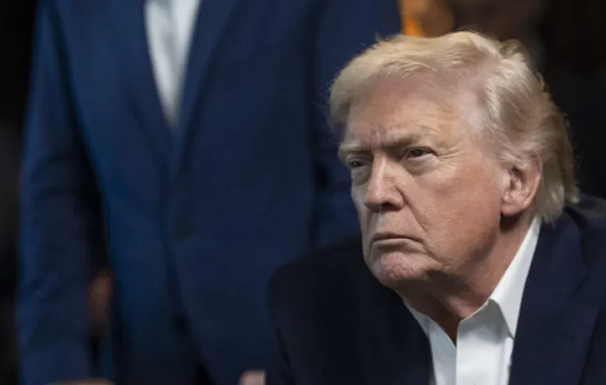  Trump admite estar “a considerar” um ataque militar contra o Irão