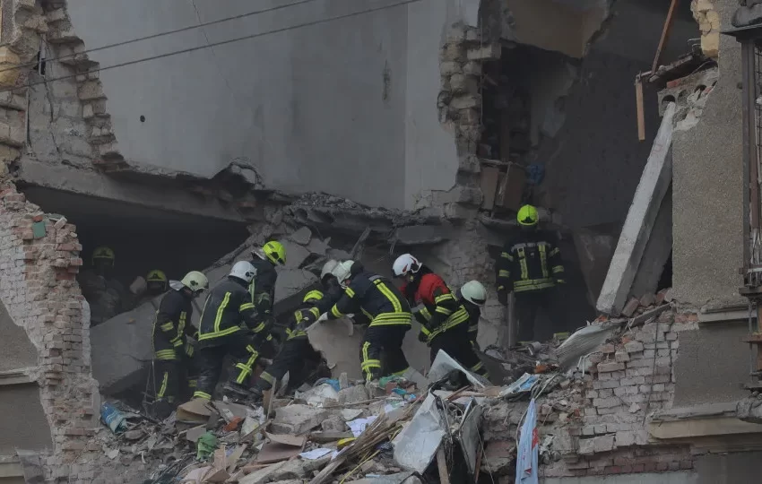  Pelo menos 8 mortos e mais de 30 feridos em ataques russos e ucranianos