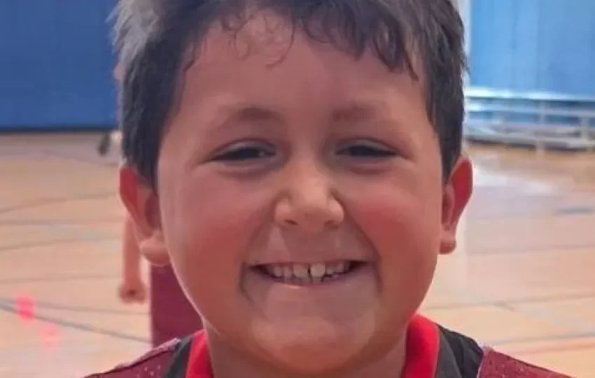  Menino tenta aderir a desafio do TikTok e acaba com rosto queimado