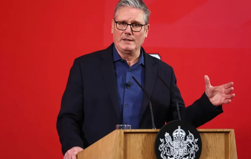  Futuro de Starmer em risco após caso Mandelson. Demissão? Não é iminente