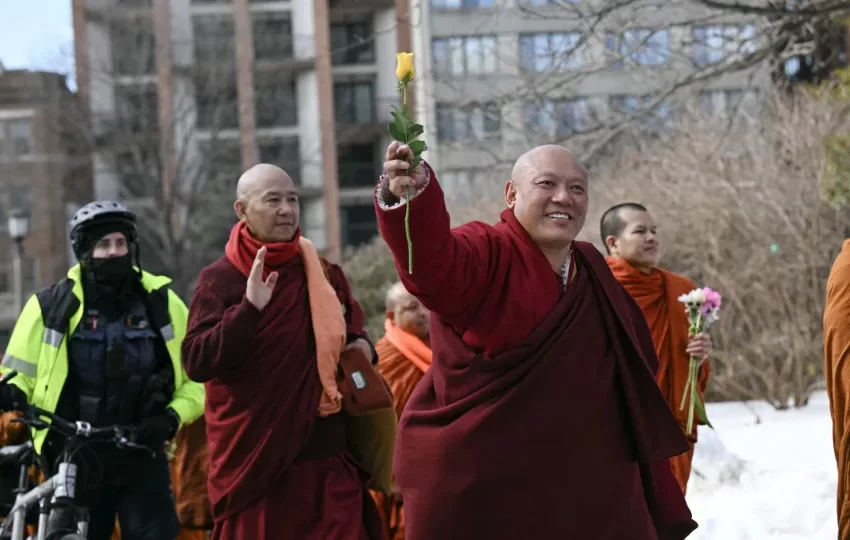  Monges budistas chegam a Washington após mais de 100 dias de caminhada