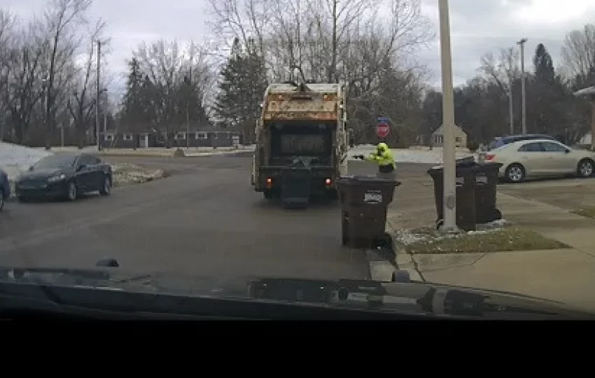  Trabalhador do lixo encontra homem dentro de caixote. Fugia à polícia