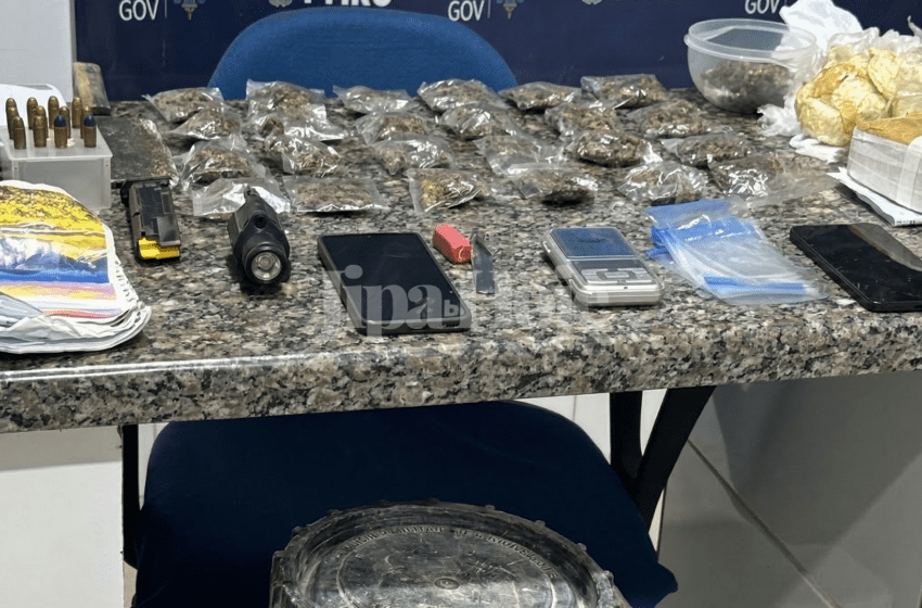  Polícia de Cacoal Apreende Drogas e Munições Escondidas sob Piso de Residência
