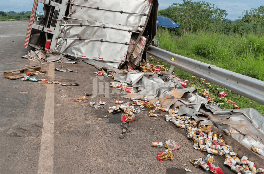  Carreta de Cerveja Tomba em Curva de Viaduto no Anel Viário de Ji-Paraná