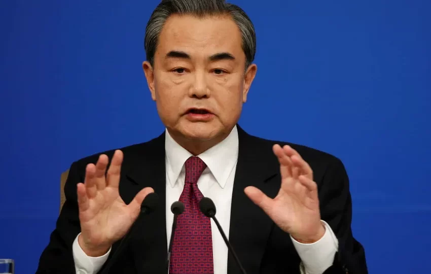  Yi diz que Pequim e Moscovo “não temem qualquer provocação nem pressão”