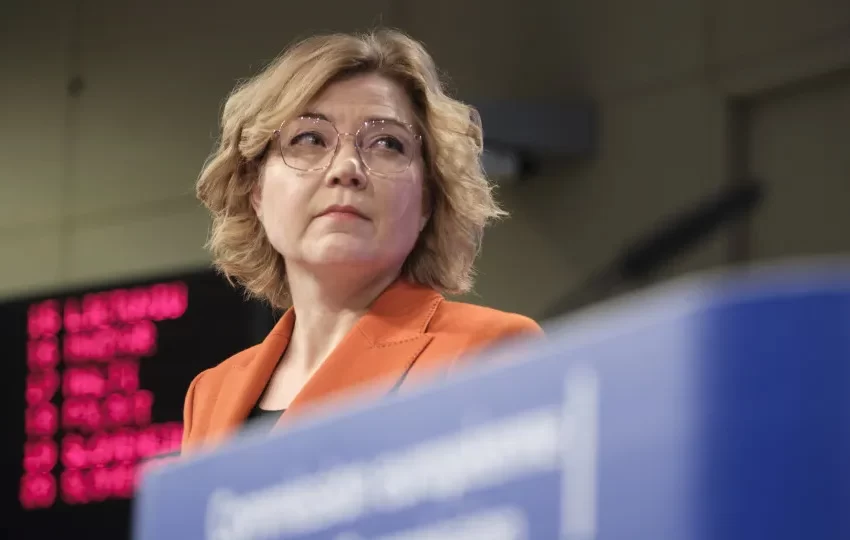  Comissão Europeia condena participação da Rússia na Bienal de Arte de Veneza