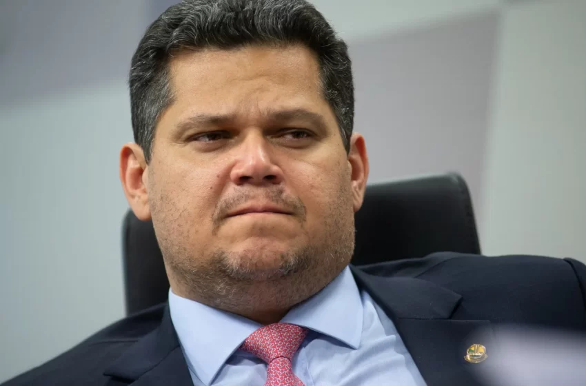  Alcolumbre diz que quer decidir sobre sigilo de Lulinha e que vai ouvir advocacia do Senado