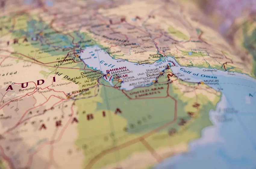  Centenas de navios ficam ancorados no golfo Pérsico após ataques ao Irã