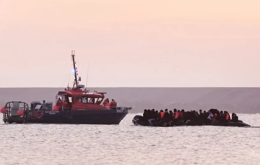  Desmantelada rede que fornecia apoio a traficantes de imigrantes no Canal da Mancha
