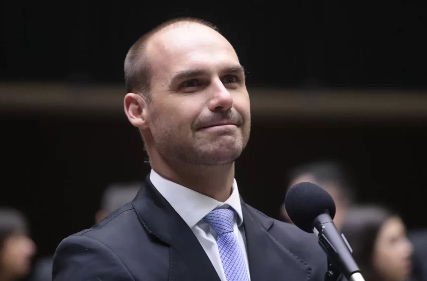  Conselheiro de Trump próximo a Eduardo Bolsonaro deve vir ao Brasil de olho nas eleições