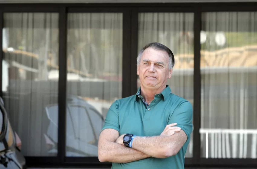  Com vômitos e calafrios, Bolsonaro é levado para hospital, diz Flávio